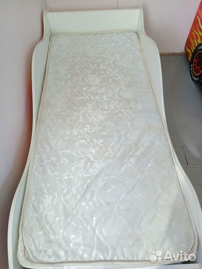 Детская кровать машинка с матрасом бу