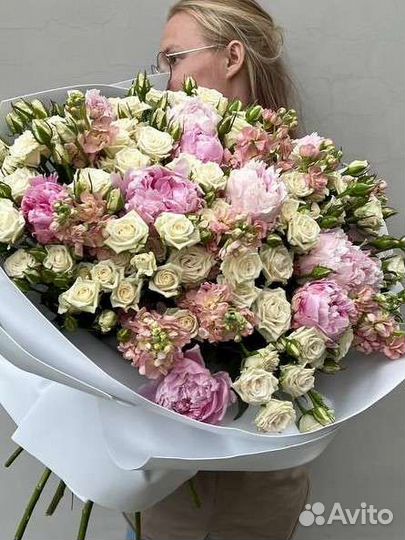 Роза кустовая и пионы