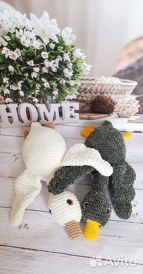 Гусь обнимусь вязаный