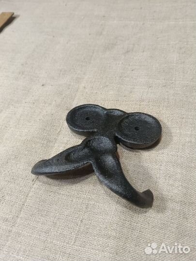 Крючок двойной интересный чугунный
