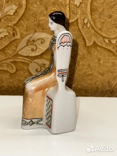 Девушка с веретеном Бронницы завод Возрождение