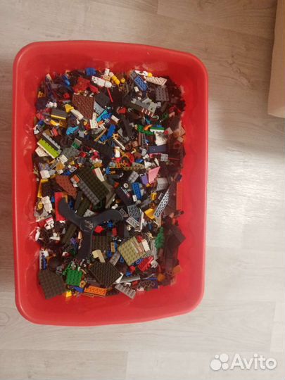 Ящик с деталями lego