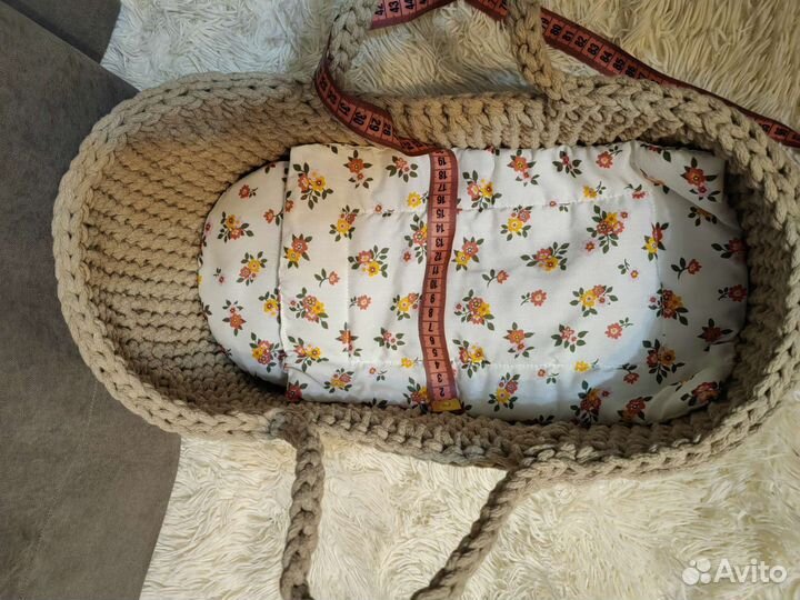 Вязаная люлька для куклы