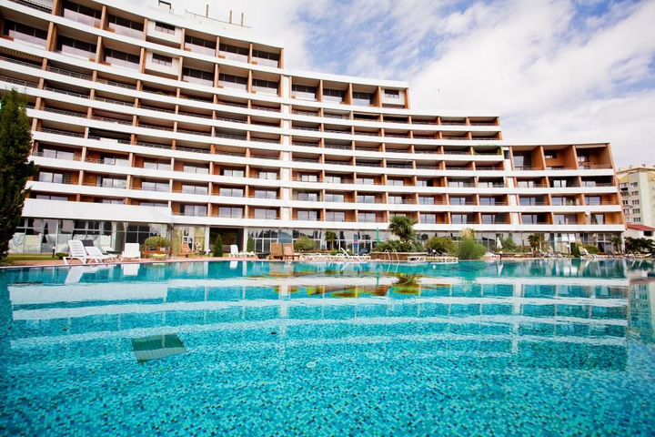 Квартира-студия, 65 м², 1/12 эт.