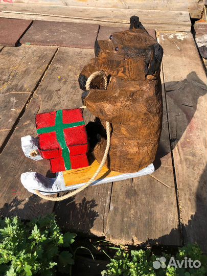 Деревянная фигура Медведь на санках с подарком