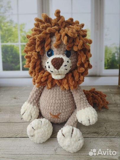 Вязаная игрушка львëнок