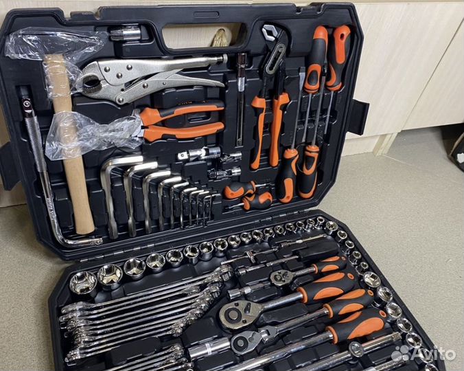 Набор инструментов для авто в чемодане