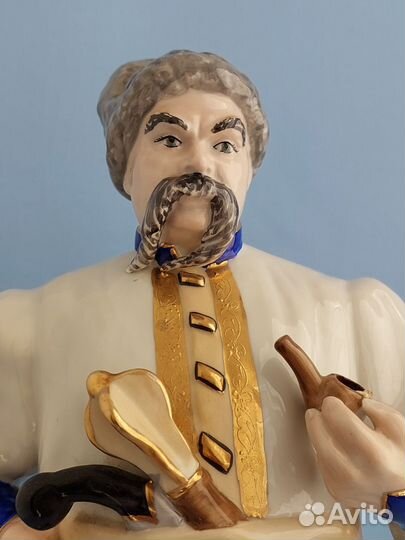 Фарфоровая статуэтка 
