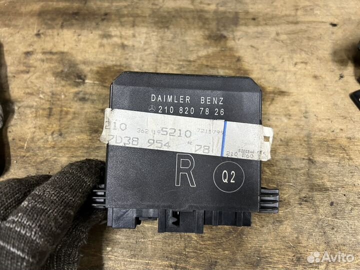 Блок передней правой двери Mercedes W210