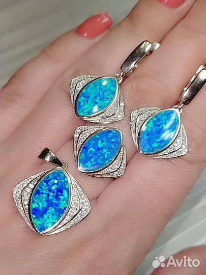 Серебряный комплект с опалами