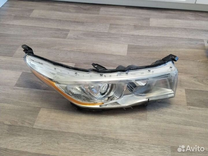 Фара правая Toyota Highlander 3