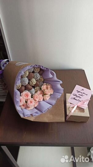 Роза кустовая+клубника в шоколаде