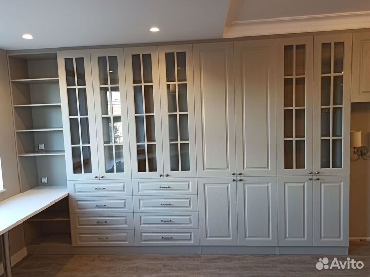 Красивый распашной шкаф