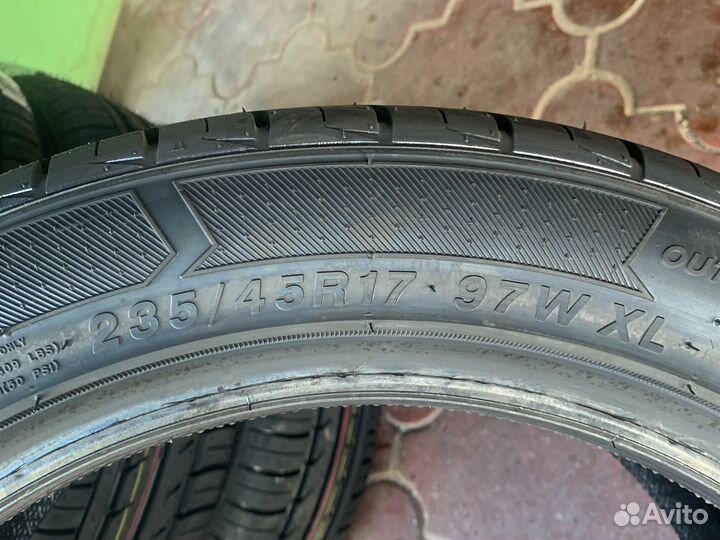 Roadmarch Prime UHP 08 235/45 R17 97W