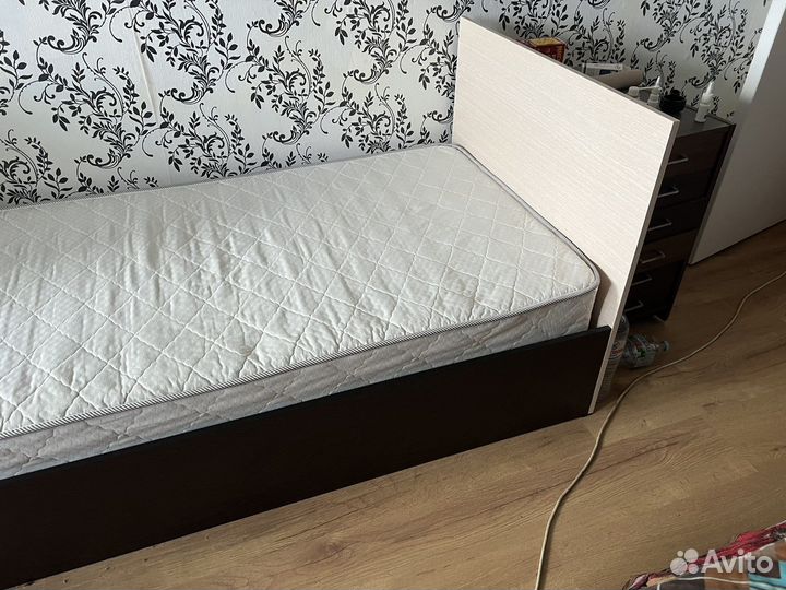Кровать односпальная с матрасом