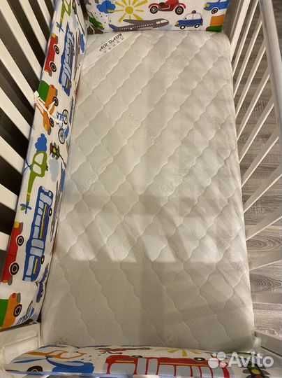 Детская кроватка с маятником и ящиком