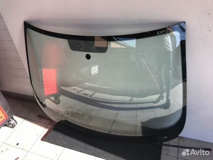 Лобовое стекло на Шкода Рапид