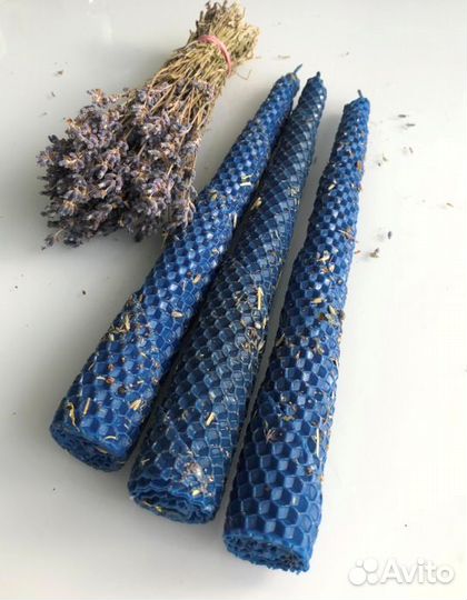 Свеча из вощины синяя с душицей и лавандой