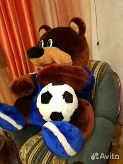 Медведь плюшевый футболист