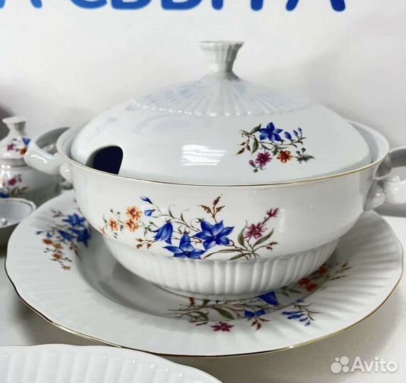 Изысканный фарфоровый обеденный сервиз