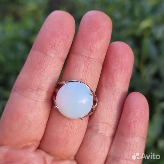 Кольцо с крупным камнем