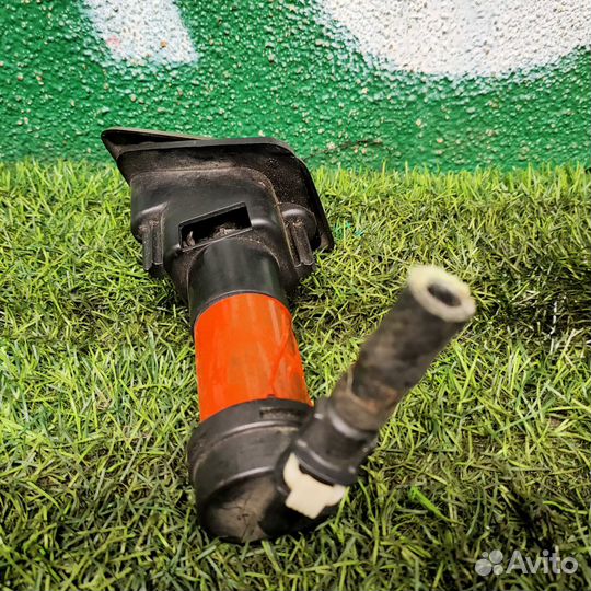 Форсунка омывателя фары левая Nissan Primera P12