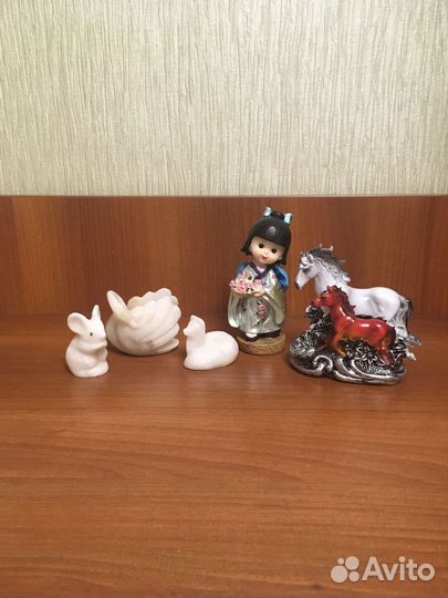 Статуэтка лебедь из мрамора, лошади, гейша