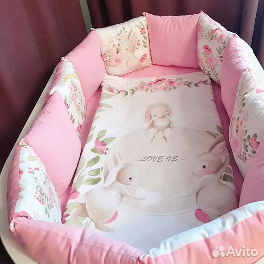 Новый.В наличии.Комплект в кроватку. Бортики