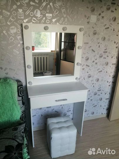 Туалетный столик для макияжа