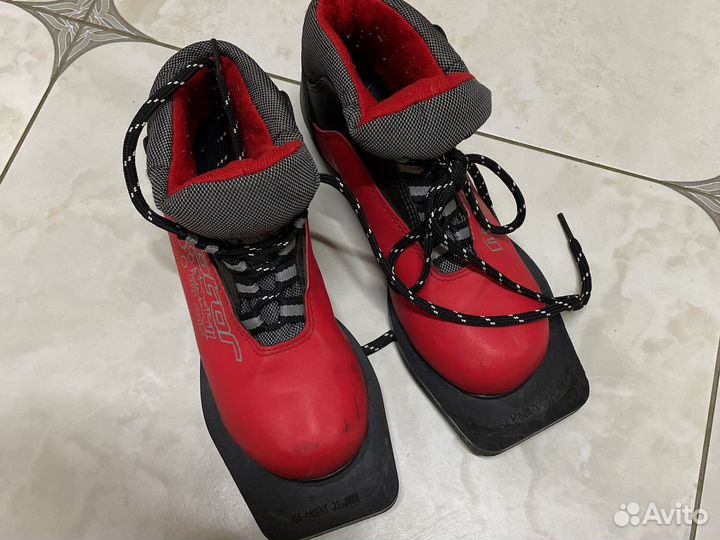 Лыжные ботинки и лыжи