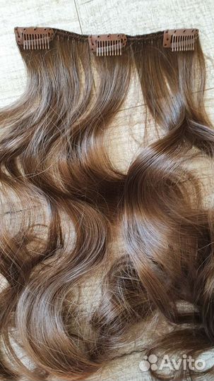 Волосы на заколках русые