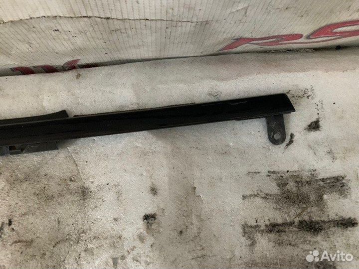 Уплотнитель стекла передний правый Toyota Alphard