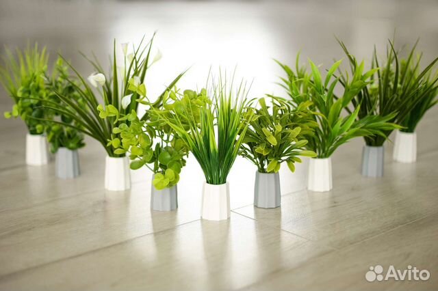 Искусственная трава, осока, зелень в кашпо