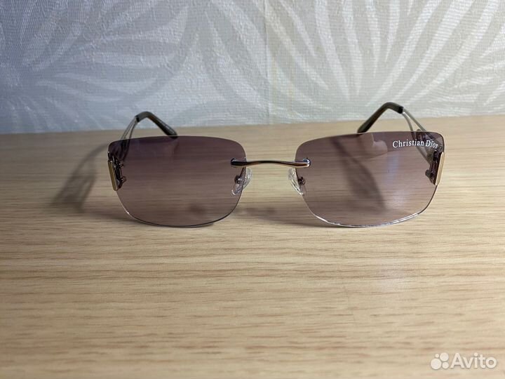 Солнцезащитные очки,футляры, соломенная шляпа