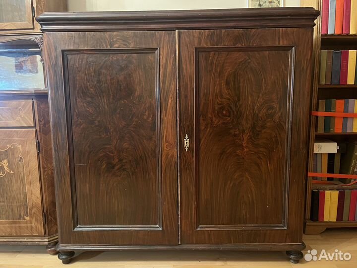 Антикварный комод-шкаф для хранения живописи