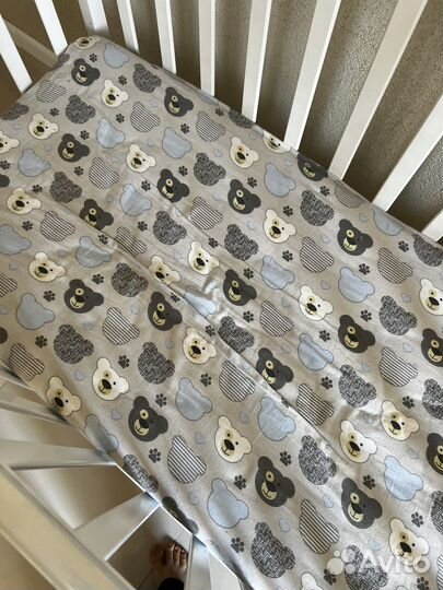 Детская кроватка с маятником белая