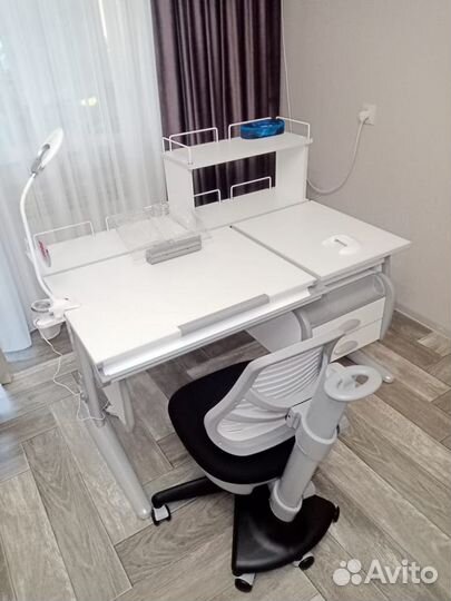 Растущая регулируемая парта для школьника. Наличие