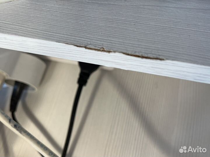 Маникюрный стол