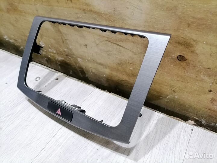 Рамка магнитолы с кнопкой аварийки VW Passat B7