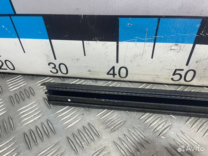 Б/У Уплотнитель стекла двери левый внутренн#002