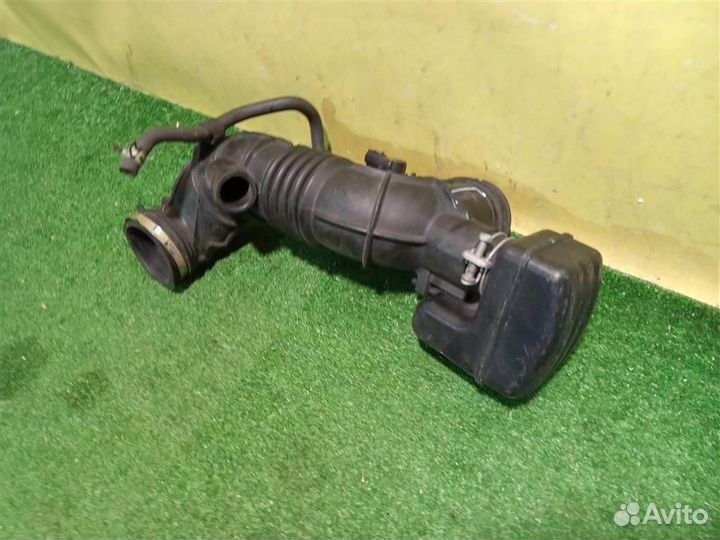 Патрубок воздушного фильтра Toyota Avensis II 2003