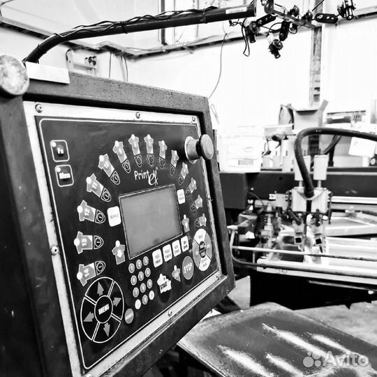 Помощник печатника-шелкографа