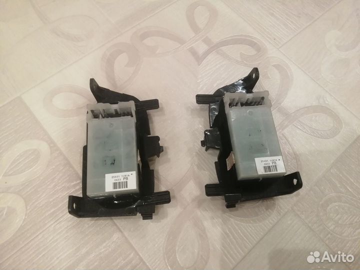 Кнопка заднего стеклоподъемника Nissan Patrol Y62