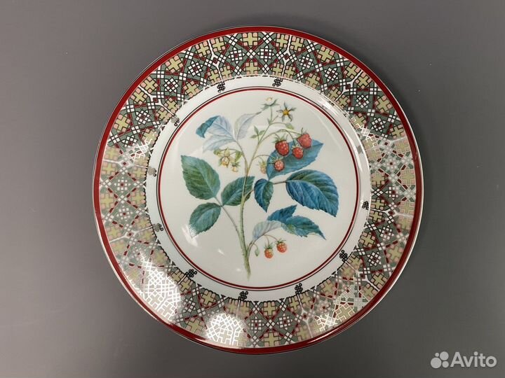 Декоративная тарелка ифз «Цветы и ягоды России»