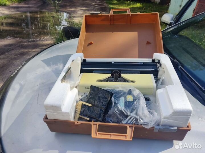 Пищущия машинка Любава 1991