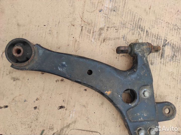 Передний нижний рычаг hyundai sonata 2002 год