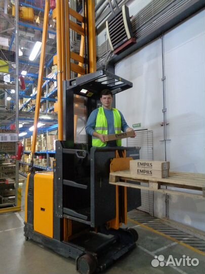 Комплектовщик заказов с подъемной кабиной