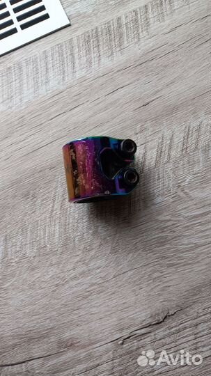 Зажим для трюкового самоката