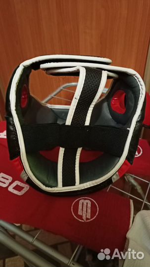 Шлем и перчатки для бокса