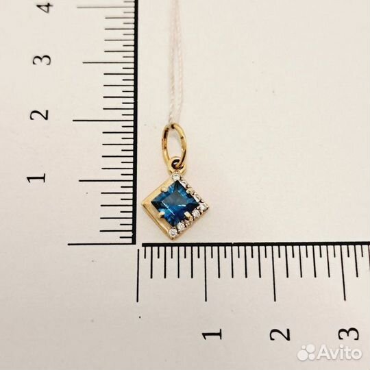 Золотая подвеска с камнем